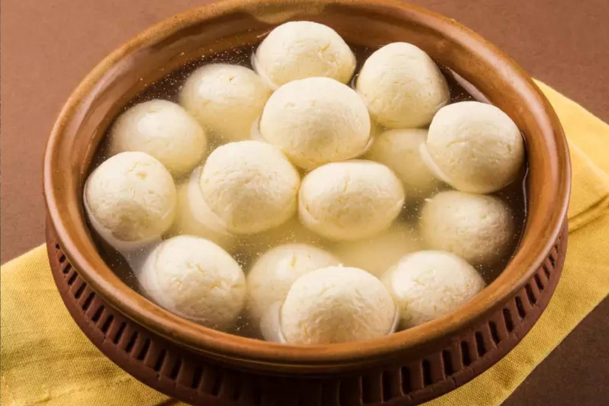 Rosogolla Making|| রসগোল্লা তৈরির পদ্ধতিতে এল বিরাট বদল! কীভাবে তৈরি হচ্ছে নরম তুলতুলে মিষ্টি? জানুন