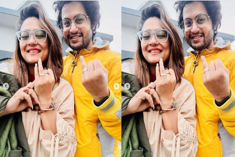 নিজেদের জন্য একটু সময় বের করে আঙটি বদল সেরে নিলেন রূপাঞ্জনা ও রাতুল সোশ্যাল মিডিয়ায় ছবি শেয়ার করে রূপাঞ্জনা লিখেছেন সত্যি 'ভালবাসার কোনও শেষ হয়না ৷ একসঙ্গে থাকার নতুন শুরু। আংটিবদল। এনগেজড।' ছবি সৌজন্যে ইনস্টাগ্রাম ৷
