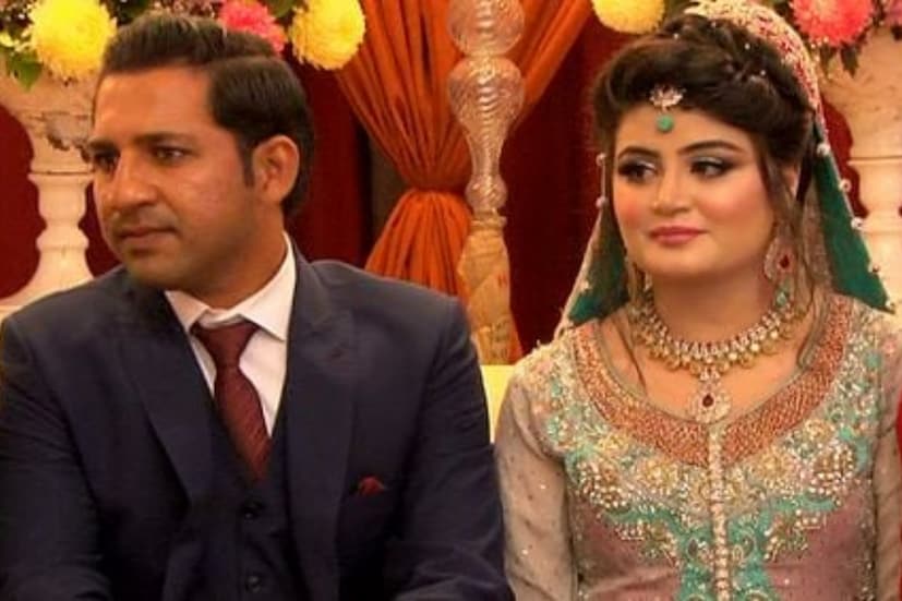 সরফরাজ আহমেদ- পাকিস্তানি ক্রিকেট দলের প্রাক্তন ওয়ানডে অধিনায়ক সরফরাজ আহমেদের স্ত্রীর নাম সানজিদা শারমিন। সরফরাজ তার খুড়তুতো বোনকে বিয়ে করেন। বর্তমানে তারা সুখী দাম্পত্য জীবন উপভোগ করছেন।