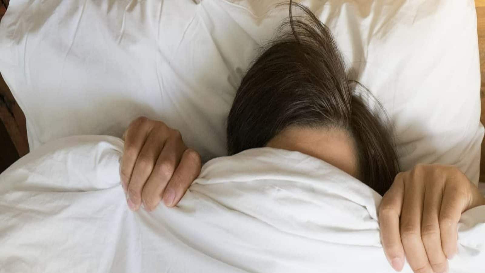 চাদর মুড়ি দিয়ে ঘুমোনোর অভ্যাস? এর ফলে কী ঘটছে আপনার শরীরে? অবশ্যই জানুন…