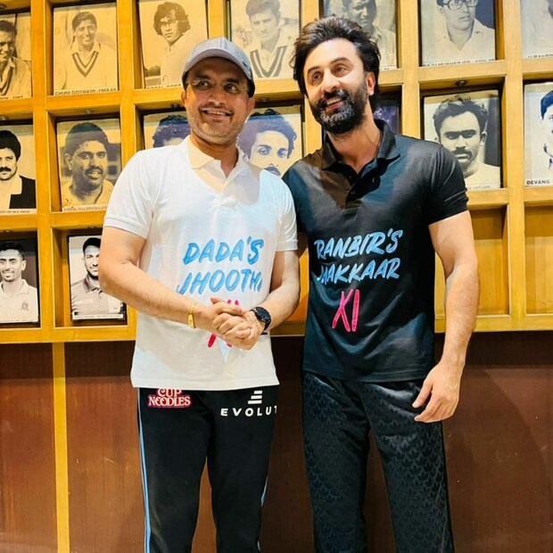 এছাড়াও রণবীর কাপুর জানান, দাদার বায়োপিকে অভিনয়ের প্রস্তাব আসেনি। আমি কিশোরকুমারের বায়োপিকে কাজ করছি। খুব প্রাথমিক পর্যায়ে বিষয়টি রয়েছে সেই সিনেমার কাজ।