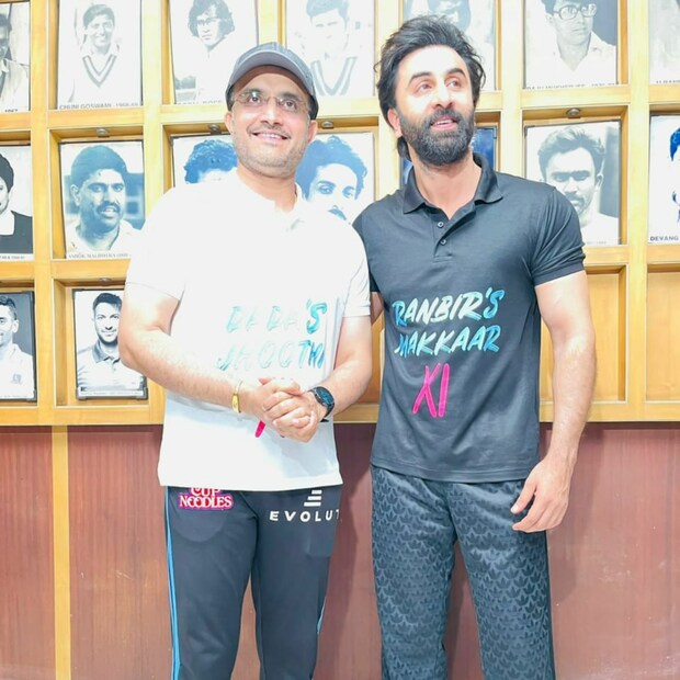 'তু ঝুটি ম্যায় মক্কার' ছবি প্রমোশনে কলকাতা এসেছেন রণবীর কাপর। সেই সূত্রেই ক্রিেকটের নন্দন কানন ইডেন গার্ডেন্সে সৌরভ গঙ্গোপাধ্যায়ের সঙ্গে সাক্ষাৎ রণবীরের। 