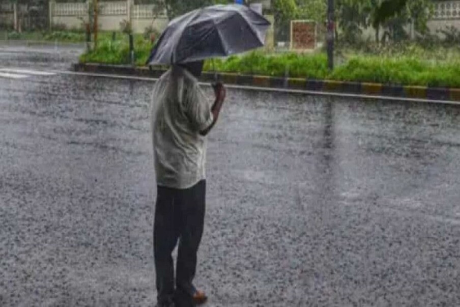 West Bengal Weather Update: রাতের তাপমাত্রা আরও বাড়ল কলকাতায়। দখিনা বাতাসে ভর করে প্রচুর জলীয় বাষ্প ঢুকছে। এর ফলে রাতের তাপমাত্রা বাড়ল আংশিক মেঘলা আকাশের কারণে। উত্তরবঙ্গে বৃষ্টি এবং হালকা কুয়াশা। আগামী চার, পাঁচ দিন রাতের তাপমাত্রার উল্লেখযোগ্য পরিবর্তন নেই। দিনের তাপমাত্রা সামান্য বাড়বে। দিনের বেলা গরম অনুভূত হবে।