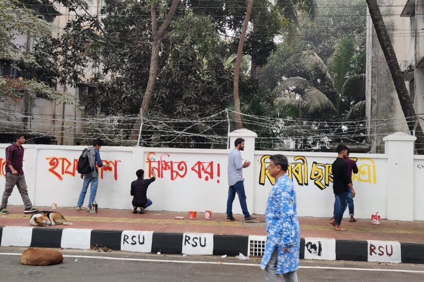 আজ সেই শহিদদের স্মরণ করার দিন, যাঁরা নিজেদের মাতৃভাষায় কথা বলা, পড়াশোনা করার জন্য প্রাণ দিয়েছিলেন। মনে পড়ে সেই রফিক, সালাম, বরকত ও আব্দুল জব্বারদের কথা। ভাষা আন্দোলনের শহিদ তাঁরা। পুলিশের গুলিতে ঝাঁঝরা হয়েছিলেন তাঁরা। তাই এই দিন ভাষা শহিদ দিবসও বলা হয়। আনন্দের নয়, বরং শোকপালনের দিন আজ।