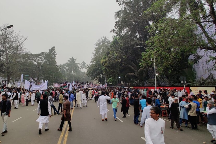 শহিদ মিনারের পাদদেশে এবং আশপাশে শিল্পীরা কাজ করতে পারেন ১৯ ফেব্রুয়ারি পর্যন্ত। এরপর ২০ তারিখ রাত ১২টার পর মানে ২১-এর প্রথম প্রহরে সে দেশের প্রধানমন্ত্রী এবং রাষ্ট্রপতি শহিদদের প্রতি শ্রদ্ধা নিবেদন করতে আসেন। তাই নিরাপত্তার জন্য পুরো বিশ্ববিদ্যালয় এলাকা বিশেষ করে মিনারের চারপাশ নিরাপত্তা বাহিনীর নিয়ন্ত্রণে থাকে।
