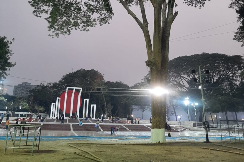 ‘আমার ভাইয়ের রক্তে রাঙানো একুশে ফেব্রুয়ারি’। আজই তো সেই দিন, নিজের ভাষার জন্য রক্তে ভেসে গিয়েছিল ঢাকা শহর থেকে শুরু করে ওপার বাংলার কত গ্রাম শহরতলি। এই একুশ সকল বাঙালির আবেগ। আন্তর্জাতিক ভাষা দিবস। (ছবি: কামরুল হাসান মিথুন)