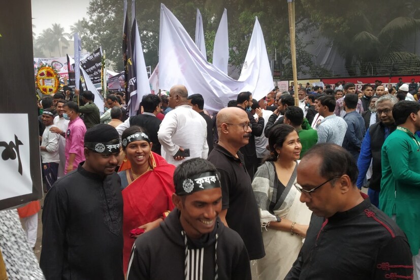 মাইকে বাংলা গান বাজানো হয়। সেই গানের সঙ্গে গুনগুন করে শোভাযাত্রায় পা মেলান মানুষ। শোক পালনের জন্য মানুষ মূলত সাদা-কালো পোশাকে সেজে উঠেছেন।