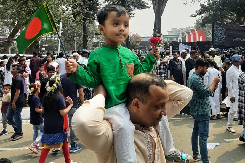 তবে মঙ্গলবার সকাল থেকে ঢাকার রাস্তায় মানুষের ঢল নেমেছে। ছাত্রছাত্রীরা প্ল্যাকার্ড হাতে রাস্তায় প্রভাতফেরি করেছেন। মেঘলা আকাশে আবেগ ও গর্বে ভরে উঠেছে পথঘাট। সারা বাংলাদেশের মানুষ ভিড় করেন এই মিনারের পাদদেশে। (ছবি: কামরুল হাসান মিথুন)