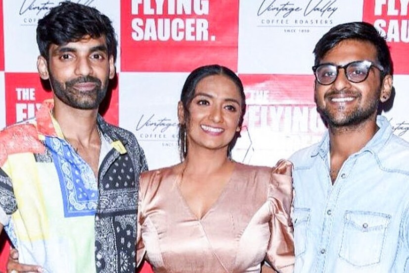 আর সেই দীর্ঘ বিরতির ফলেই এখন তিনি ৩৬৫ দিন ২৪ ঘণ্টা টানা কাজ করে যেতে চান। ছেলেরাও অনেকটা বড় হয়ে গিয়েছেন। মাকে সমর্থন করেন তাঁরা। বড় ছেলে এখন ২৭ বছরের যুবক। ছোট ছেলের বয়স ২১।