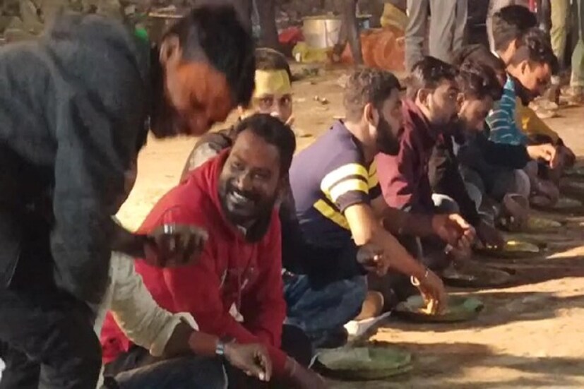 বিয়ের অনুষ্ঠান উপলক্ষে এদিন রীতিমতো ভোজের আয়োজন করা হয়। কয়েক হাজার মানুষ এদিন ওড়িয়া বাবার মন্দির প্রাঙ্গনে বিয়ের অনুষ্ঠান দেখতে ও বিয়ের ভোজ খেতে হাজির হয়েছিলেন। Input- Nayan Ghosh