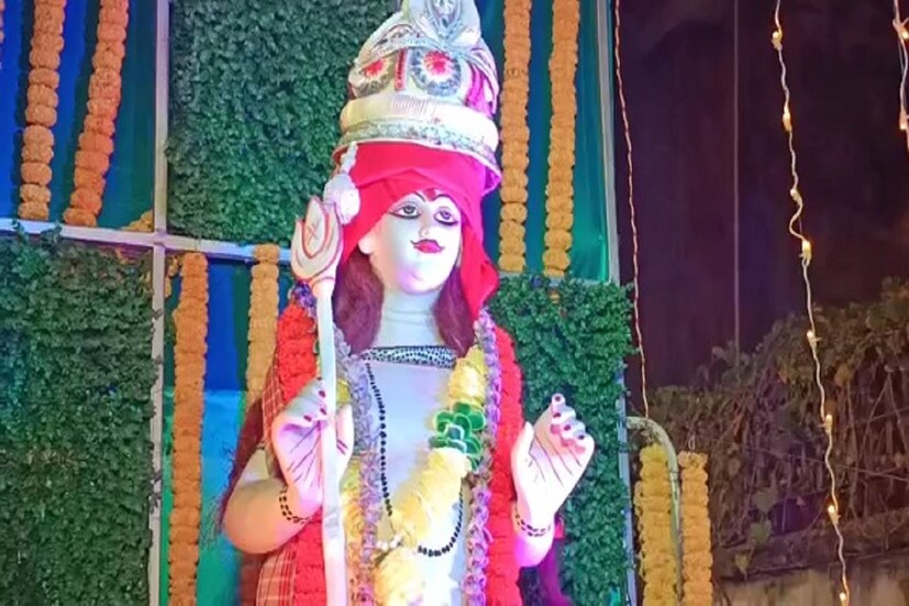 শিবরাত্রিতে শিবের মাথায় চার প্রহরে চারবার জল ঢালার নিয়ম রয়েছে। একই সঙ্গে নানা রীতি নিয়ে অনুযায়ী হয় পুজো। তবে বিচিত্র ছবি পশ্চিম বর্ধমান জেলার পানাগড়ে। শিবরাত্রিতে বর সেজে বিয়ে করতে গেলেন স্বয়ং মহাদেব। সঙ্গে গেল বর্ণাঢ্য শোভাযাত্রা আর বরযাত্রী। ছিল মহাভোজের আয়োজনও।