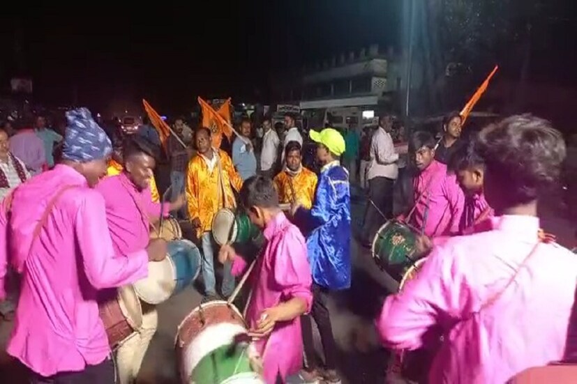 শিবরাত্রিতে শিব পার্বতীর বিয়ে উপলক্ষে আনন্দে মেতে উঠলেন পানাগড়ের বাসিন্দারা। শিবরাত্রি উপলক্ষে প্রতি বছরের মতো এ বছরও পানাগড় বাজারের বিশ্বকর্মা মন্দির থেকে শুরু হয় শিবের বরযাত্রী।