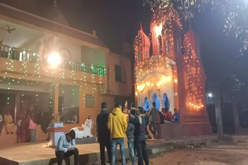 বিশ্বকর্মা মন্দির থেকে শুরু হওয়া বর যাত্রীদের শোভাযাত্রায় অংশ নেন পানাগড়ের বাসিন্দারা। পানাগড় বাজারের শিব সেবা কমিটির উদ্যোগে প্রতি বছরের মতো এই বছরও অনুষ্ঠানের আয়োজন করা হয়েছিল।