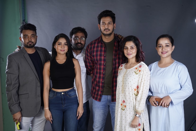 সম্প্রতি তারই লুক টেস্ট হল। ছবিতে মুখ্য চরিত্রে রয়েছেন পায়েল, সোমরাজ ও প্রিয়াঙ্কা। প্রত্যেকেরই লুক রিভিল করা হল। ছবিতে রয়েছেন রজতাভ দত্ত এবং মৌটুসীও। পরিচালনা করছেন সায়ন বসু চৌধুরী। লুক টেস্টের পর খুব শিগগিরই শুরু হতে চলেছে ছবির শ্যুটিং।