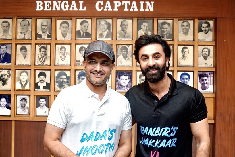 ইডেনে পৌঁছনোর আগেই সাংবাদিকদের গুগলি দিলেন রণবীর। অভিনেতার কথায়, ‘‘দাদার বায়োপিকে আমি? কোনও প্রস্তাব আসেনি এই ছবির। দাদা একজন লিভিং লেজেন্ড। তাঁর বায়োপিক তো হবেই। কিন্তু আমার কাছে খবর নেই এই বিষয়ে কোনও। আমি আসলে কিশোর কুমারের বায়োপিক নিয়ে কাজ করছি। অনুরাগ বসুর সঙ্গে চিত্রনাট্য নিয়ে কাজ করছি।’’ কিন্তু তার পরেও দু’জনকে ইডেনে ক্রিকেটে মত্ত হতে দেখা গেল।