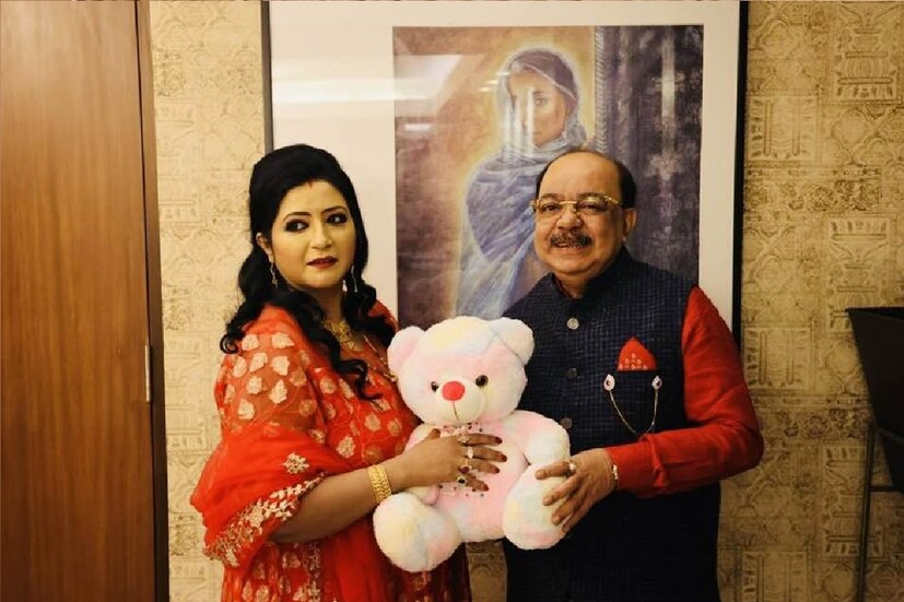 *বৈশাখী বন্দ্যোপাধ্যায়কে টেডি বিয়ার উপহার দিয়েছেন শোভন চট্টোপাধ্যায়। 