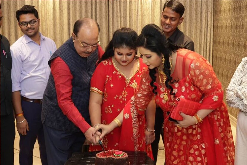 *কেক কেটে ভ্যালেন্টাইন্স ডে উদযাপন করেছেন শোভন চট্টোপাধ্যায়, বৈশাখী বন্দ্যোপাধ্যায় এবং ছোট্ট মহুল। 