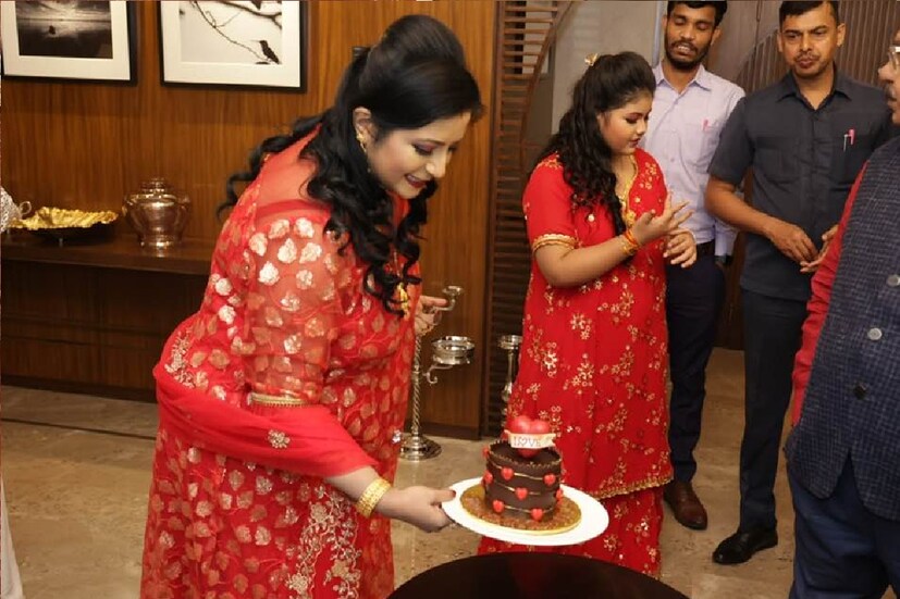 *একটি নয়, একাধিক কেক কেটেছেন শোভন চট্টোপাধ্যায় এবং বৈশাখী বন্দ্যোপাধ্যায়। 