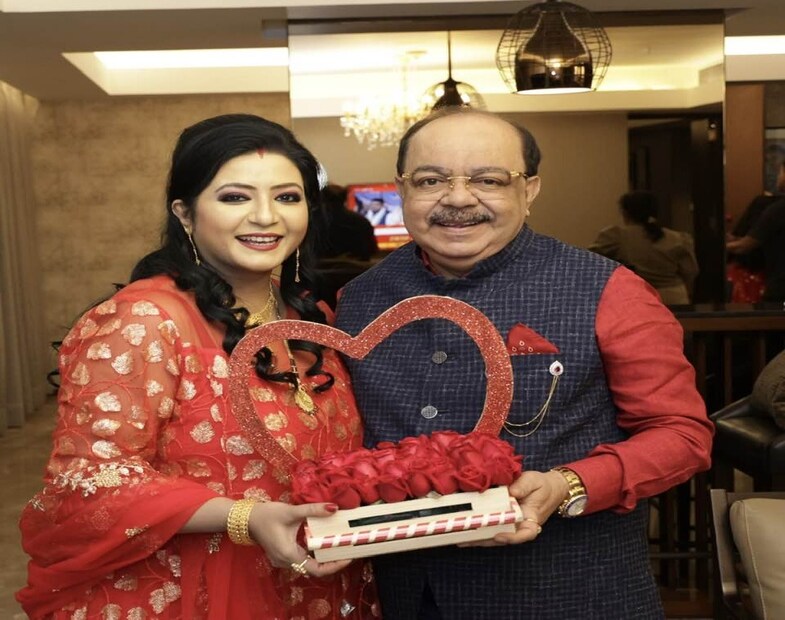 *ভালবাসার দিনের উপহার হাতে শোভন চট্টোপাধ্যায় এবং বৈশাখী বন্দ্যোপাধ্যায়। 