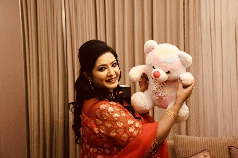 *ভ্যালেন্টাইন্স সপ্তাহে উপহার হিসেবে টেডিও পেয়েছেন বৈশাখী বন্দ্যোপাধ্যায়। সেই টেডি বিয়ার নিয়ে পোজ দিয়েছেন ক্যামেরার সামনে। 