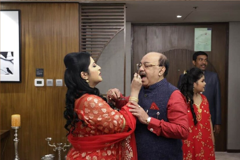 *বর্তমানে সক্রিয় রাজনীতি থেকে কয়েক যোজন দূরে থাকলেও তাঁরা রাজনৈতিক ব্যক্তিত্ব। তাঁদের নিয়ে আলোচনার কোনও শেষ নেই। তাই ভালবাসার দিনে তাঁরা কী করলেন, তা দেখার জন্য মুখিয়ে ছিল নেটিজেনরা। তবে তাঁদের হতাশ করেননি তারকা জুটি। সোশ্যাল মিডিয়ায় শেয়ার করে নিয়েছেন তাঁদের ভ্যালেন্টাইন্স ডে-তে কাটানো নানা মুহূর্ত। ছবিঃ ফেসবুক।