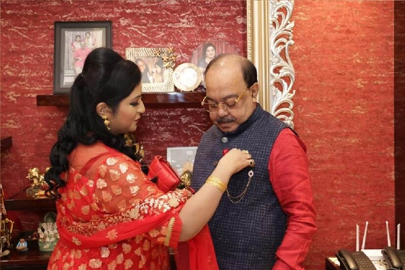 *পারিবারিক ছবি শেয়ার করে বৈশাখী বন্দ্যোপাধ্যায় ক্যাপশনে লিখেছেন, &quot;Come let me love you Let me give my life to You Let me drown in your laughter Let me die in your arms❤️&quot;। ছবিঃ ফেসবুক।