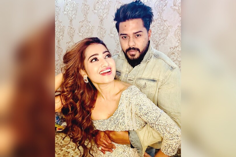 বেণী বউদি ওরফে সুদীপ্তা বন্দ্যোপাধ্যায় বিয়ে করতে চলেছেন আড়াই মাসের মধ্যে। পাত্র কে চেনেন? প্রাক্তন বিধায়ক স্মিতা বক্সীর ছেলে সৌম্য বক্সী। সক্রিয় ভাবে রাজনীতির ময়দানে দেখা যায় সুদীপ্তার শ্বশুরবাড়ির সকলকে।
