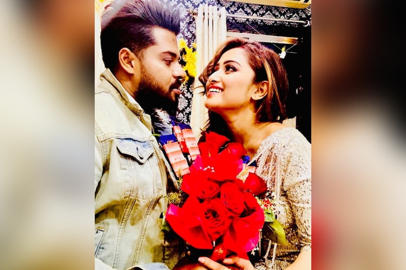 সৌম্য নিজে তৃণমূল যুব কংগ্রেসের জেনারেল সেক্রেটারি। সুদীপ্তার সঙ্গে তাঁর সম্পর্ক প্রায় তিন বছরের। তার পর ১ মে গাঁটছড়া বাঁধবেন বলে স্থির করেছেন৷ এখন চলছে বিয়ের জোর প্রস্তুতি। 