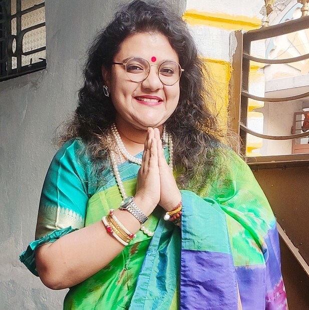 *এ দিনের ভিডিও ভাইরাল হওয়ার পর থেকে নেটিজেনদের মনে প্রশ্ন, কাকে বিয়ে করছেন সুজাতা? পাত্র কি রাজনীতির সঙ্গে জুক্ত কেউ নাকি অন্য পেশার কেউ? যদিও পাত্রের পরিচয় আপাতত গোপনই রাখতে চাইছেন সুজাতা। ছবিঃ ফেসবুক। 