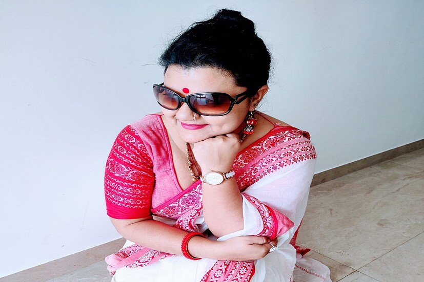 *এ দিন একটি বাংলা সংবাদ মাধ্যমে সুজাতা জানিয়েছেন, সিঁদুর পরা ভিডিও দিলেও এখনও বিয়ে করেননি। তবে সত্যিই তিনি বিয়ে করবেন। তবে সে বিষয়ে জানতে আরও কয়েকটা দিন অপেক্ষা করতে হবে। ছবিঃ ফেসবুক। 