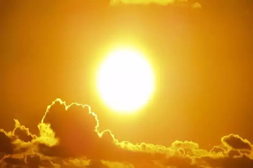 বৃষ্টি যে হওয়ার তেমন সম্ভাবনা নেই, তা, আবহাওয়া দফতরের পূর্বাভাসে স্পষ্ট। পশ্চিমী ঝঞ্ঝা ক্রমশ‍ই দক্ষিণ থেকে নিজের স্বাভাবিক অবস্থানের দিকে যাচ্ছে। জলীয় বাষ্পের জোগানেও ভাটা দেখা দিয়েছে। ফলে গরমে অস্বস্তি বাড়ছে এবং আরও বাড়বে। প্রতিবেদন : অনির্বাণ রায়