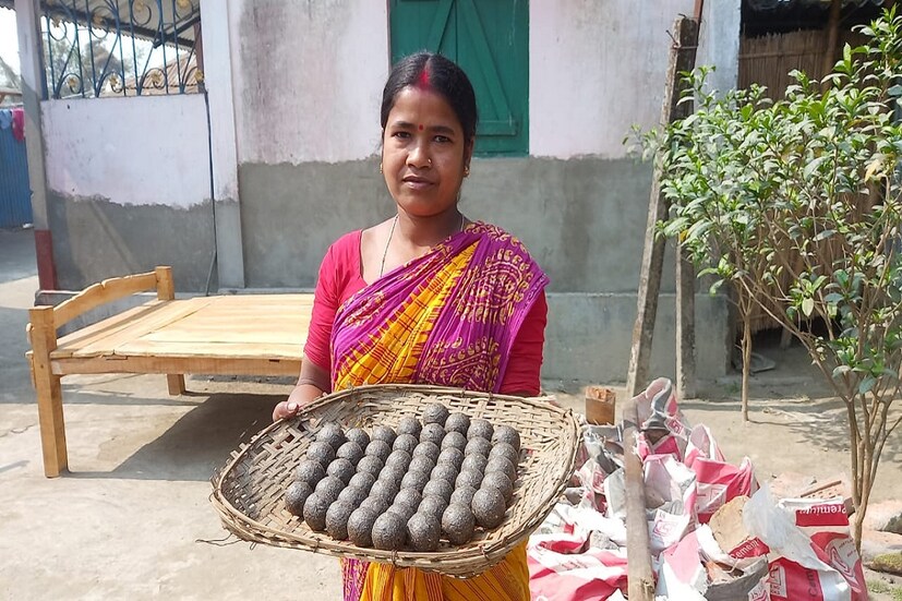 *সিদল ব্যবসায়ী রিনা দাস বলেন, বেশ চাহিদা রয়েছে শহরে। জলপাইগুড়ি জেলার বাইরে থেকেও লোক এসে নিয়ে যায় সিদল। চাহিদা এতোই যে আমি সেই অনুযায়ী বানিয়ে উঠতে পারি না। সিদল বানাতে খরচও কম, লাভ হয় অনেক।