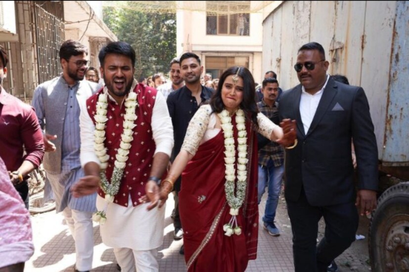 রাজনৈতিক মঞ্চই মিলিয়ে দিল দু’টি মানুষকে। আজ তাঁরা সেই আশায় ভরসা রেখে হাতে হাত রাখলেন। কিন্তু মানুষের কটাক্ষ থেকে রক্ষা পেলেন না অভিনেত্রী। তাঁর বিয়ের একটি ছবি দেখে হঠাৎ নানা ধরনের কথাবার্তা শুরু হয়ে গিয়েছে।