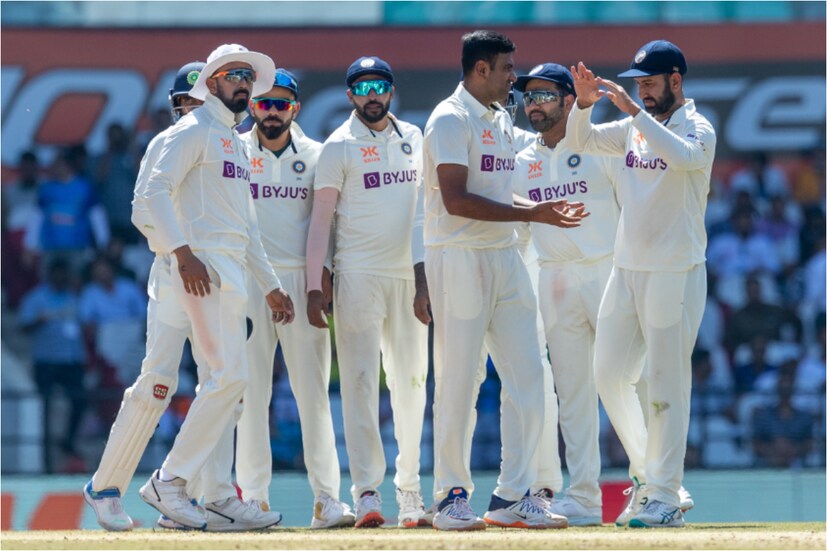 ভারতের প্রথম একাদশ: রোহিত শর্মা (অধিনায়ক), কেএল রাহুল, চেতেশ্বর পূজারা, বিরাট কোহলি, শ্রেয়স আইয়ার, রবীন্দ্র জাদেজা, শ্রীকর ভারত (উইকেটরক্ষক), অক্ষর প্যাটেল, আর অশ্বিন, মহম্মদ শামি, মহম্মদ সিরাজ।