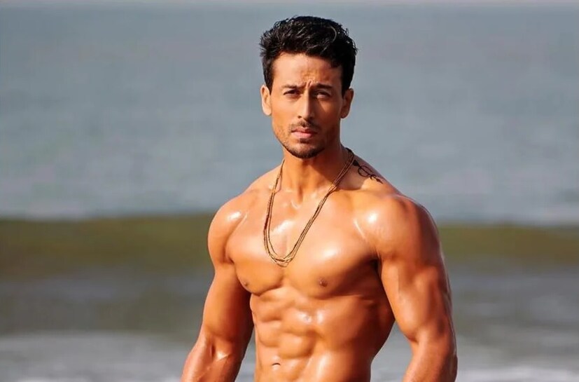 এই তালিকায় রয়েছেন টাইগার শ্রফও। তাঁর আসল নাম ছিল জয় হেমন্ত শ্রফ। তাঁর বাবা জ্যাকি শ্রফ তাঁকে আদর করে টাইগার বলে ডাকতেন। শোনা যায় যে, অভিনেতা যখন ছোট ছিলেন, সেই সময় বাঘের মতোই কামড়ে দিতেন তিনি। তাই সেখান থেকেই নাম হয়েছিল টাইগার। 