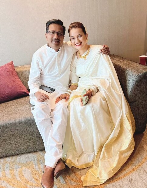 তবে শুধু সুন্দর সুন্দর ছবির জন্যই নন। টিনা পরিচিত তাঁর মেধার জন্যও। ২০১৬ ব্যাচের আইএএস টিনা ডাবি সবচেয়ে আলোচিত মহিলা আইএএস অফিসারদের একজন। ২০১৫ সালের ইউপিএসসি পরীক্ষায় তিনি শীর্ষ স্থান অধিকার করেছিলেন। টিনার বোন রিয়া ডাবিও একজন সফল আইএএস। রিয়া সেবছর ১৫তম স্থানে ছিলেন।