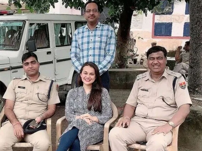 আইএএস টিনা ডাবি সোশ্যাল মিডিয়ায় খুবই জনপ্রিয়। তাঁকে সেলিব্রিটি আইএএস বলা হয়। তাঁর জীবনযাত্রা, এমনকী কাজ, বেতন, সুযোগ-সুবিধা নিয়েও মানুষের মধ্যে আগ্রহ কম নয়। টিনা নিজেও ব্যক্তিগত নানা ছবি শেয়ার করেন। ফলে মানুষের সঙ্গে তাঁর যোগাযোগও ভাল ভাবে গড়ে ওঠে। ইদানীং অবশ্য তিনি কিছুটা দূরে আছেন সোশ্যাল মিডিয়া থেকে।