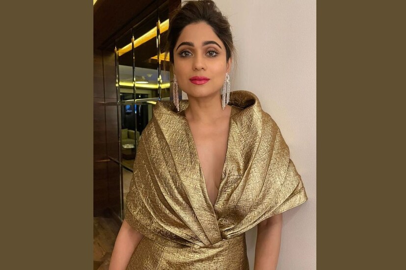 কেপ-স্টাইলের সোনালি পোশাকে শমিতা শেট্টিকে দারুন দেখাচ্ছে। (ছবি: ইনস্টাগ্রাম)