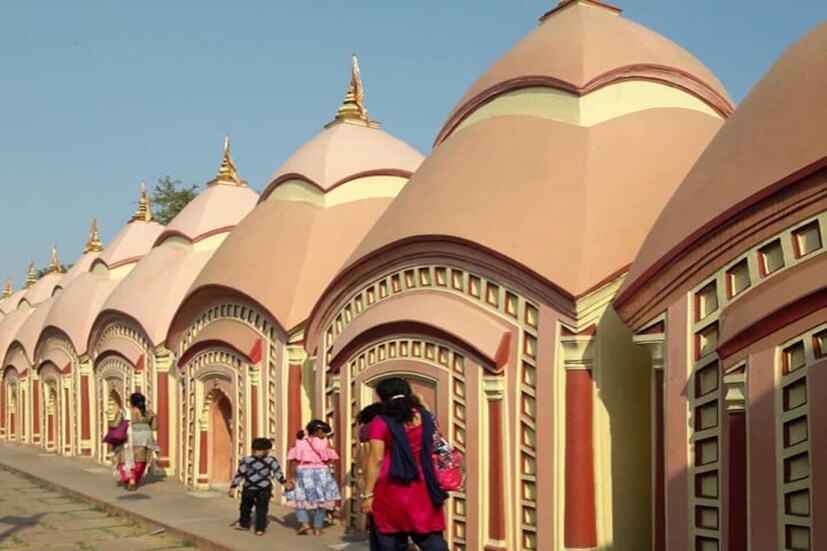 বর্ধমানের ১০৮ শিব মন্দির  বর্ধমানের  এক মন্দির হল বর্ধমানের ১০৮ শিব মন্দির। এই শিবমন্দিরে পৌঁছতে গেলে হাওড়া বা শিয়ালদহ স্টেশন থেকে পৌঁছতে হবে বর্ধমান স্টেশনে। সেখান থেকে টোটো বা রিকশা করে সহজেই পৌঁছে যেতে পারবেন এই মন্দিরে।(ছবি-ফাইল চিত্র)   