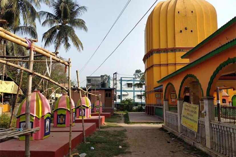 ঘণ্টেশ্বর মন্দির তারকেশ্বরের পাশাপাশি হুগলি জেলার আর এক বিখ্যাত শিব মন্দির হল খানাকুলের ঘণ্টেশ্বর মন্দির। রত্নাবলী মন্দিরের পাশেই এই মন্দির। রত্নাবলী মন্দির হল একটি সতীপীঠ। যদি এই ঘণ্টেশ্বর মন্দিরে যেতে চান তাহলেও আপনাকে হাওড়া স্টেশন থেকে হাওড়া-তারকেশ্বর লোকালে পৌঁছে যেতে হবে তারকেশ্বরে। তারপর সেখান থেকে গড়েরঘাটগামী বাসে করে খানাকুল স্টপে নেমে ২-৩ মিনিট টোটো করে গেলেই পৌঁছে যাবেন ঘণ্টেশ্বর মন্দিরে।  (ছবি-স্যোশাল মিডিয়া) 