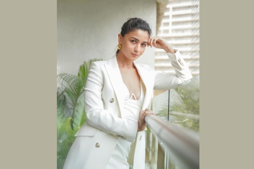 আলিয়া ভাটকে টেইলর্ড ব্লেজার সহ একটি সাদামাটা পোশাকে স্মার্ট দেখাচ্ছে। (ছবি: ইনস্টাগ্রাম)
