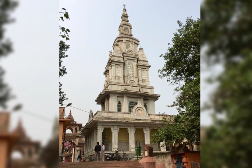 ষণ্ডেশ্বর তলা মন্দির হুগলি জেলার চুঁচুড়ায় অবস্থিত এই প্রাচীন ষণ্ডেশ্বর তলা মন্দির। ভাগীরথী নদীর তীরে অবস্থিত প্রায় ৫০০ বছরের বেশি পুরনো এই মন্দিরে প্রতিষ্ঠা করেন দিগম্বর হালদার নামে এক শিবভক্ত। হাওড়া থেকে বর্ধমানগামী মেন লাইনের ট্রেনে করে পৌঁছতে হবে চুঁচুড়া স্টেশন। সেখান থেকে টোটো বা রিকশা করে সহজেই পৌঁছে যেতে পারবেন এই মন্দিরে।(ছবি-স্যোশাল মিডিয়া) 