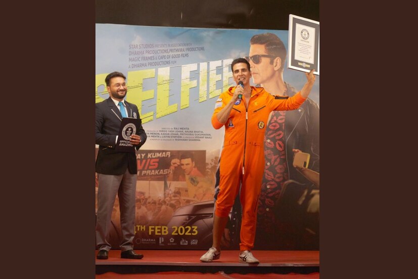 ছবির প্রচারের জন্য, অক্ষয় কুমার সর্বোচ্চ সেলফি ক্লিক করার জন্য গিনেস ওয়ার্ল্ড রেকর্ড ভেঙেছেন। তিন মিনিটে প্রায় ১৮৪টি সেলফি তুলেছেন। (ছবি: ইনস্টাগ্রাম)