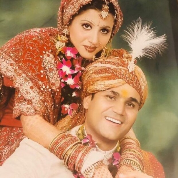 বীরেন্দ্র শেওয়াগ- ভারতের প্রাক্তন ওপেনার বীরেন্দ্র শেওয়াগ ২০১৪ সালে আরতি আহলাওয়াতকে বিয়ে করেন। আরতি আহওয়ালতকে ভালবেসে বিয়ে করেছিলেন বীরু। তবে অনেকেই জানেন না যে আরতি তার অনেক দুর সম্পর্কের বোন হন, পারিবারিক অমত থাকা সত্ত্বেও দুজনে সাত পাকে বাঁধা পড়েন। বিয়ে করার আগে প্রায় ১৪ বছরের সম্পর্ক ছিল বীরু ও আরতির।