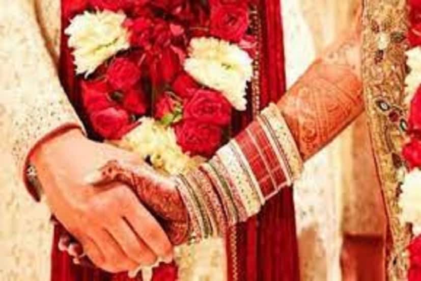 মধু হাঁটতে চলতে পারছিলনা তাই সাত পাকে ঘুরতে পারেননি ৷ চিকিৎসক সূত্রে অন্তর্গত জানতে পারা গিয়েছে আরও কিছুদিন নতুন বউ হাসপাতালে ভর্তি থাকবেন ৷ প্রতীকী ছবি ৷