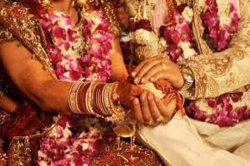এই সময়ে বর ও তার পরিবারের লোকেরা বউয়ের দেখাশোনা ও যত্ন করবেন ৷ বিয়ের অনুষ্ঠানে বর ও কনেপক্ষই শুধু উপস্থিত ছিলেন না হাসপাতালের সমস্ত কর্মীরাও বিয়েতে উপভোগ করেছেন সমান তালে ৷ প্রতীকী ছবি ৷