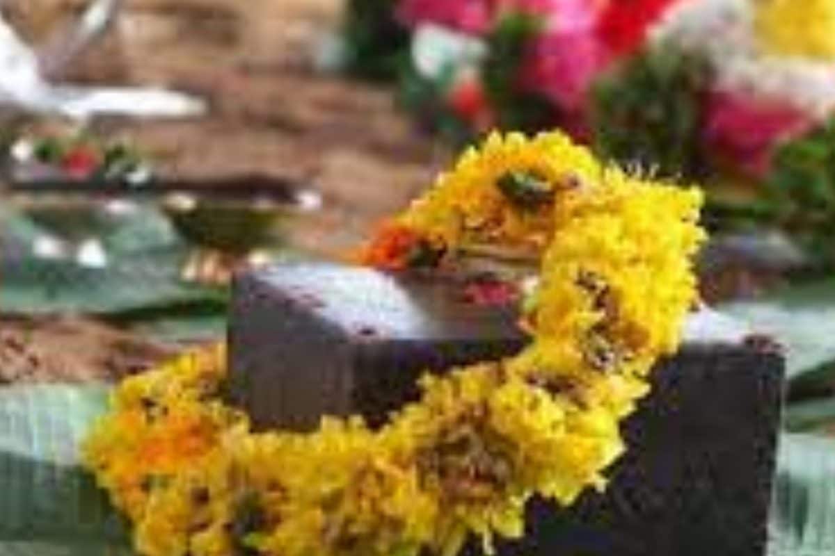 নেতিবাচক শক্তি দূর করতে এবং ঘরে ইতিবাচক শক্তির সঞ্চালন বাড়াতে আপনি আপনার বাড়ির প্রধান দরজায় ভগবান গণেশের মূর্তিও রাখতে পারেন। তবে ভগবান গণেশের মূর্তি সবসময় এমনভাবে স্থাপন করা উচিত যাতে পিঠের অংশ বাইরের দিকে থাকে। ঘরের দিকে ভগবান গণেশের মুখ থাকলে বাধা বিপত্তি দূর হয় এবং বাড়ির সদস্যরা প্রতিটি কাজে সাফল্য পান। প্রতীকী ছবি