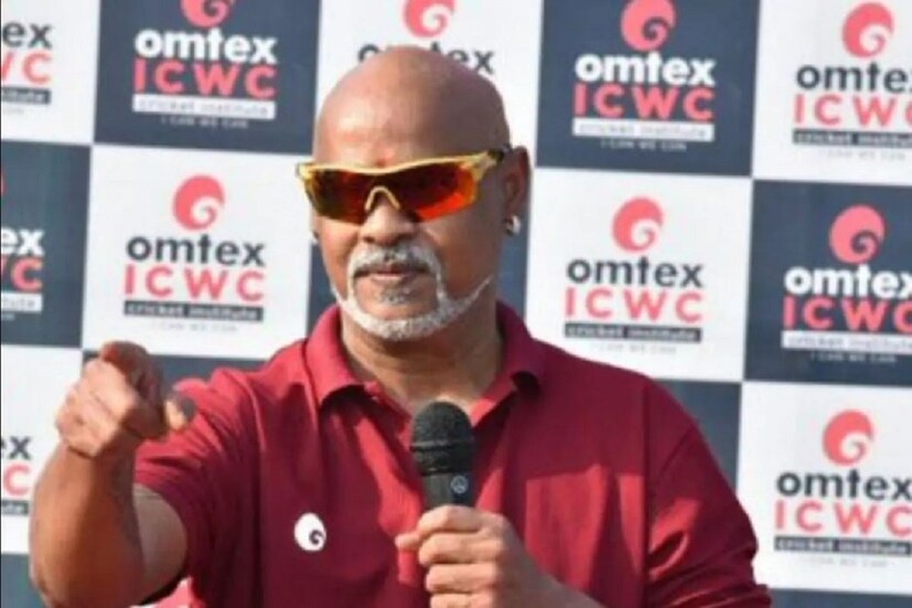 মুম্বইয়ের বান্দ্রা পুলিশ ভারতের প্রাক্তন ক্রিকেটার বিনোদ কাম্বলির বিরুদ্ধে এফআইআর দায়ের করেছে৷ বান্দ্রা পুলিশ বিনোদ কাম্বলির স্ত্রী আন্দ্রিয়ার বয়ানের ওপর আইপিসি ধারা ৩২৪ এবং ৫০৪ -র অধীনে মামলা দায়ের করেছে৷ আরোপ অনুযায়ী শুক্রবার দুপুরে বিনোদ কাম্বলি নেশাগ্রস্ত অবস্থায় নিজের বান্দ্রার ফ্ল্যাটে পৌঁছন৷  সেখানেই স্ত্রীকে গালাগালি করতে শুরু করেন৷ তারপর তাঁর দিকে কুকিম প্যানের হ্যান্ডেল ছুঁড়ে মারেন৷ এরফলেই তাঁর মাথায় চোট লাগে৷