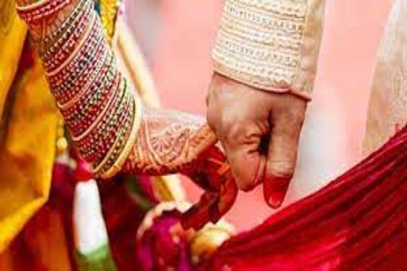 বরযাত্রীতে তুমুল নাচ, এলাহি কাণ্ড ৷ কনে নন্দিনী ওই ব্যক্তির হিন্দু নিয়ম নিষ্ঠা মেনে কামাক্ষ্যা মন্দিরে বিয়ে হয়েছে ৷ এই বিয়েতে প্রায় ৫০ জন বরযাত্রী উপস্থিত হয়েছিলেন ৷ প্রতীকী ছবি ৷