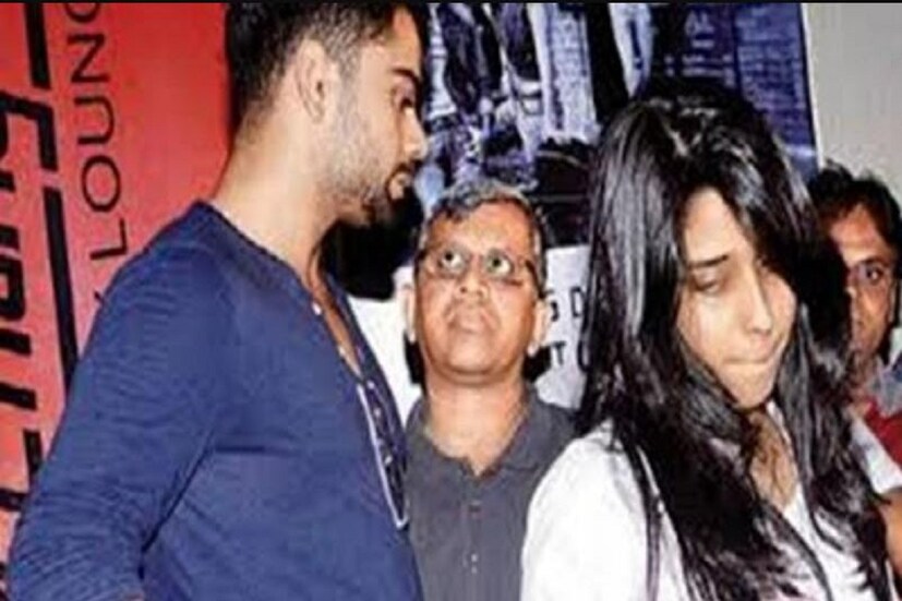 নাইট আউট থেকে মুভি ডেট সর্বত্র রিতিকার সঙ্গে দেখা যাচ্ছিল বিরাট কোহলিকে৷  সময়টা ২০১৩ সাল তখন পাপারাজ্জিরা তাঁদের একসঙ্গে ছবি তুলে ফেলতে পারেন৷ বিষয়টা যে সহজ সরল ছিল না তা ছবির ফ্রেম দেখেই মালুম পাওয়া যায়৷ পাপারাজ্জিরা আছে বুঝতে পেরেই রিতিকা মুখটা ঝট করে সরিয়ে নেন৷ তবুও সেই সময়ে তাঁদের এই ছবি সংবাদপত্রেও প্রকাশিত হয়েছিল৷ সেই সময় ভাইরাল কথাটা না থাকলেও ছবিটা ভাইরাল হয়ে যায়৷  Photo- File 